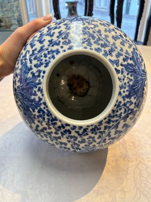 A Chinese blue and white 'Lotus Scroll' vase, 19th C. — photo 9