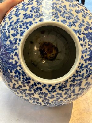 A Chinese blue and white 'Lotus Scroll' vase, 19th C. — photo 10