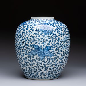 A Chinese blue and white 'Lotus Scroll' vase, 19th C. — photo 4
