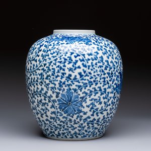 A Chinese blue and white 'Lotus Scroll' vase, 19th C. — photo 5