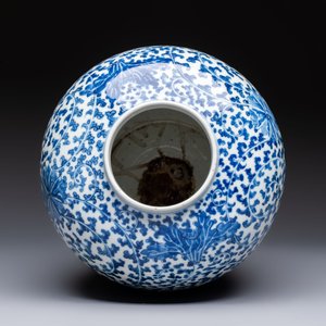 A Chinese blue and white 'Lotus Scroll' vase, 19th C. — photo 6