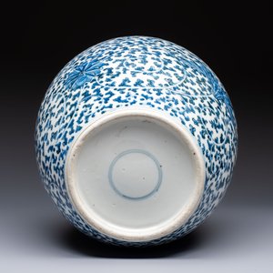 A Chinese blue and white 'Lotus Scroll' vase, 19th C. — photo 7