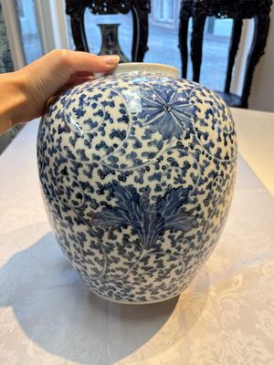 A Chinese blue and white 'Lotus Scroll' vase, 19th C. — photo 1