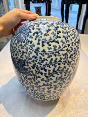 A Chinese blue and white 'Lotus Scroll' vase, 19th C. — photo 2