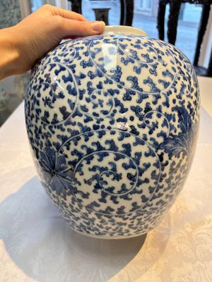 A Chinese blue and white 'Lotus Scroll' vase, 19th C. — photo 4