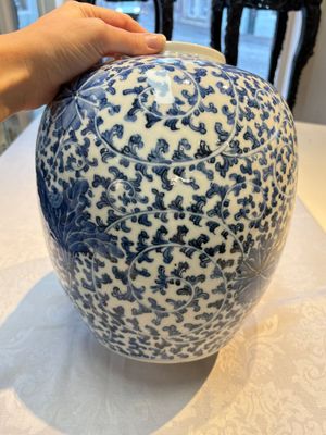 A Chinese blue and white 'Lotus Scroll' vase, 19th C. — photo 6