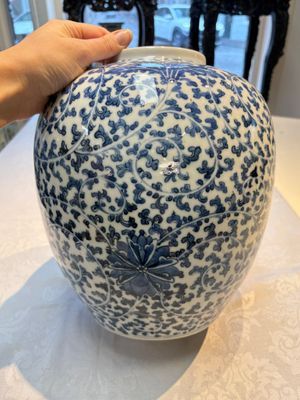 A Chinese blue and white 'Lotus Scroll' vase, 19th C. — photo 7