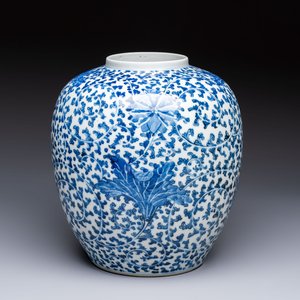 A Chinese blue and white 'Lotus Scroll' vase, 19th C. — photo 1