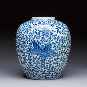 A Chinese blue and white 'Lotus Scroll' vase, 19th C. — photo 2