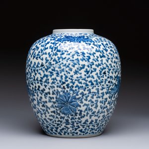 A Chinese blue and white 'Lotus Scroll' vase, 19th C. — photo 3