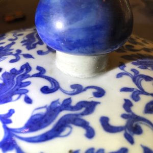 A Chinese blue and white 'lotus scroll' vase and cover, 19th C. — photo 11
