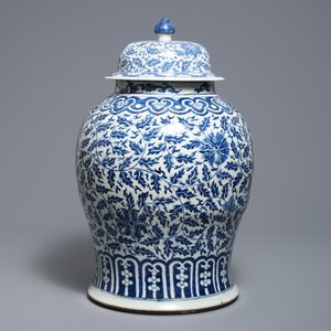 A Chinese blue and white 'lotus scroll' vase and cover, 19th C. — photo 4