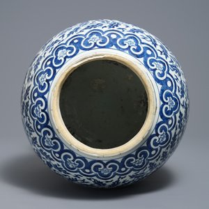 A Chinese blue and white 'lotus scroll' vase and cover, 19th C. — photo 5