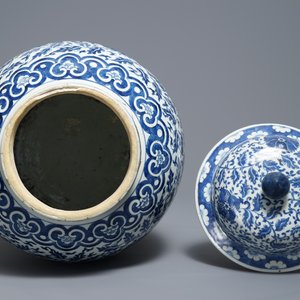 A Chinese blue and white 'lotus scroll' vase and cover, 19th C. — photo 6