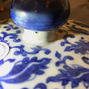 A Chinese blue and white 'lotus scroll' vase and cover, 19th C. — photo 10
