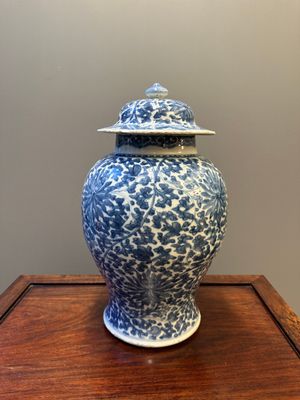 A Chinese blue and white 'lotus scroll' vase and cover, Kangxi — photo 2