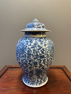 A Chinese blue and white 'lotus scroll' vase and cover, Kangxi — photo 4