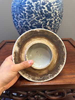 A Chinese blue and white 'lotus scroll' vase and cover, Kangxi — photo 6