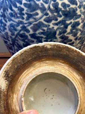 A Chinese blue and white 'lotus scroll' vase and cover, Kangxi — photo 7