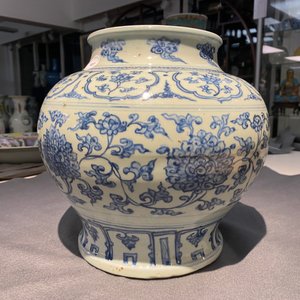 A Chinese blue and white 'lotus scroll' vase, Hongzhi — photo 13