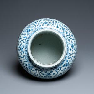 A Chinese blue and white 'lotus scroll' vase, Hongzhi — photo 6
