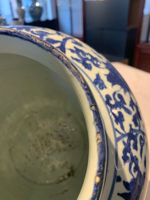 A Chinese blue and white 'lotus scroll' vase, Jiajing/Wanli — photo 11