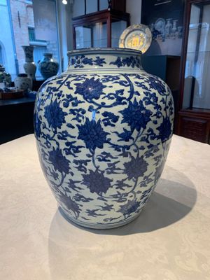 A Chinese blue and white 'lotus scroll' vase, Jiajing/Wanli — photo 2