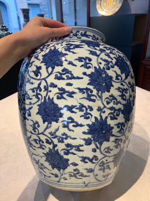 A Chinese blue and white 'lotus scroll' vase, Jiajing/Wanli — photo 9