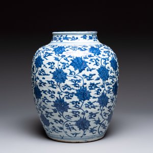 A Chinese blue and white 'lotus scroll' vase, Jiajing/Wanli — photo 2