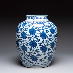 A Chinese blue and white 'lotus scroll' vase, Jiajing/Wanli — photo 3