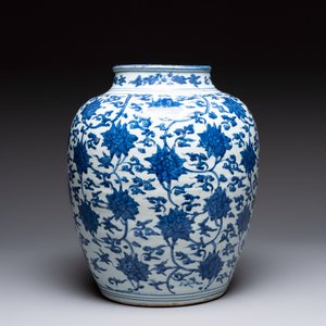 A Chinese blue and white 'lotus scroll' vase, Jiajing/Wanli — photo 4