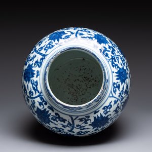 A Chinese blue and white 'lotus scroll' vase, Jiajing/Wanli — photo 5