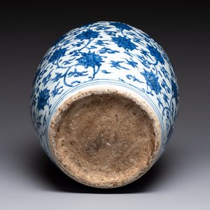 A Chinese blue and white 'lotus scroll' vase, Jiajing/Wanli — photo 6