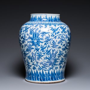 A Chinese blue and white 'lotus scroll' vase, Kangxi — 照片 3