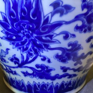 A Chinese blue and white 'lotus scroll' vase, Kangxi — 照片 16