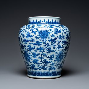 A Chinese blue and white 'lotus scroll' vase, Kangxi — 照片 2