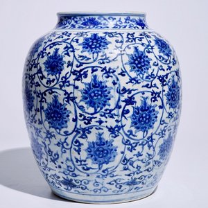 A Chinese blue and white lotus scroll vase, Ming, Wanli — photo 1
