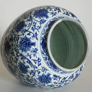 A Chinese blue and white lotus scroll vase, Ming, Wanli — photo 12