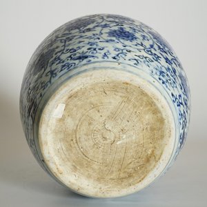 A Chinese blue and white lotus scroll vase, Ming, Wanli — photo 13