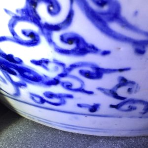 A Chinese blue and white lotus scroll vase, Ming, Wanli — photo 17