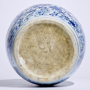 A Chinese blue and white lotus scroll vase, Ming, Wanli — photo 5