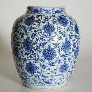 A Chinese blue and white lotus scroll vase, Ming, Wanli — photo 8