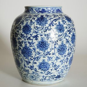 A Chinese blue and white lotus scroll vase, Ming, Wanli — photo 9