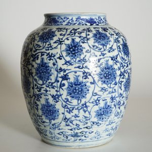 A Chinese blue and white lotus scroll vase, Ming, Wanli — photo 10