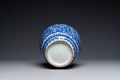 A Chinese blue and white 'lotus scroll' vase, Transitional period — 照片 3