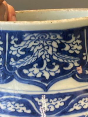 A Chinese blue and white 'lotus scroll' vase, Transitional period — 照片 4