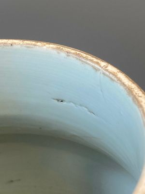 A Chinese blue and white 'lotus scroll' vase, Transitional period — 照片 7