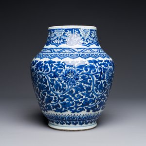 A Chinese blue and white 'lotus scroll' vase, Transitional period — 照片 1