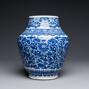 A Chinese blue and white 'lotus scroll' vase, Transitional period — 照片 2