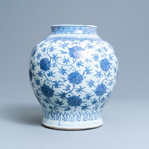 A Chinese blue and white 'lotus scroll' vase, Wanli — photo 4